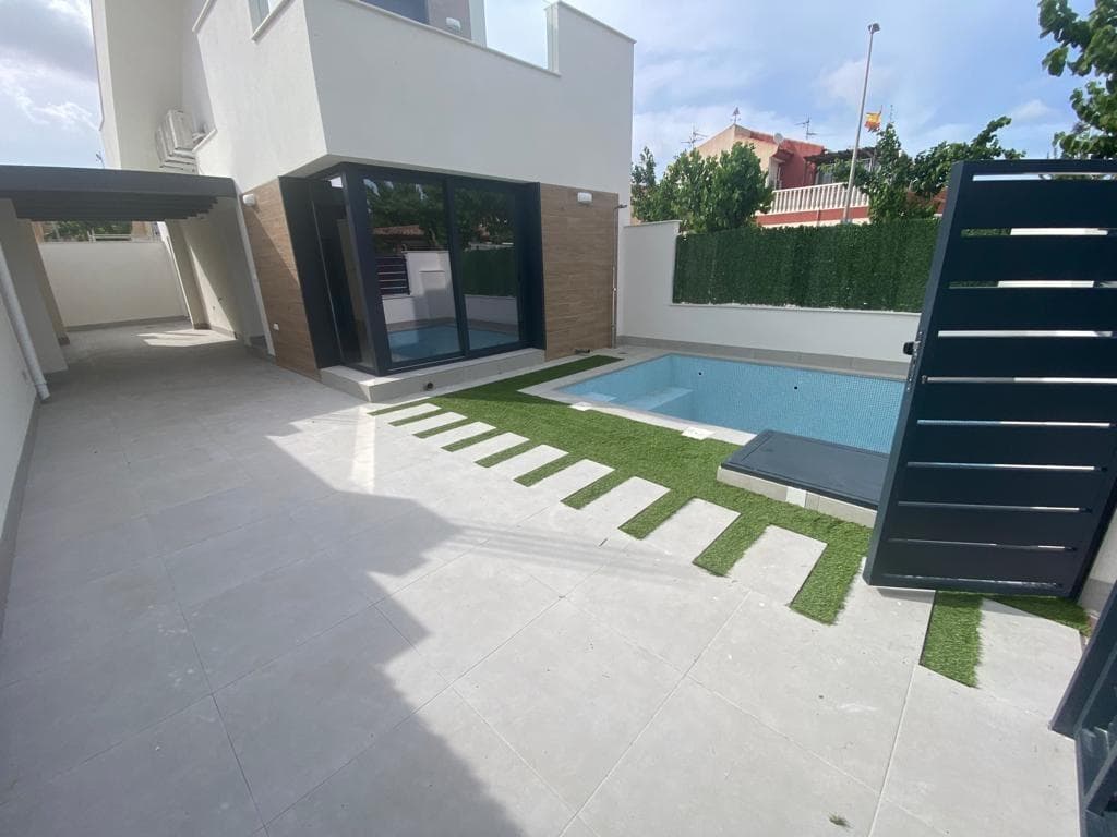 Villa in Los Alcazares - photo 2